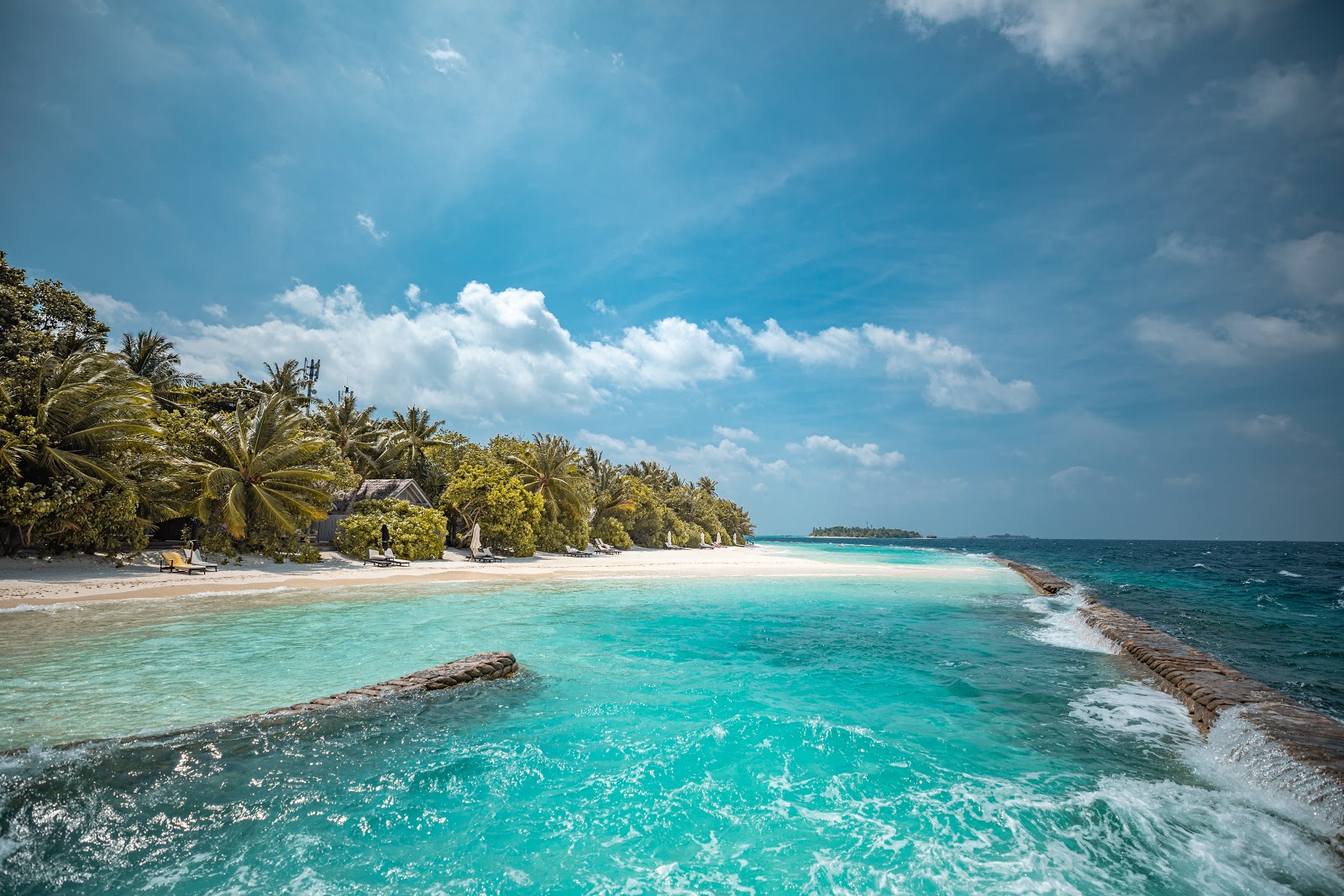 Foto de Amaya Resort Kuda Rah con agua cristalina superficie