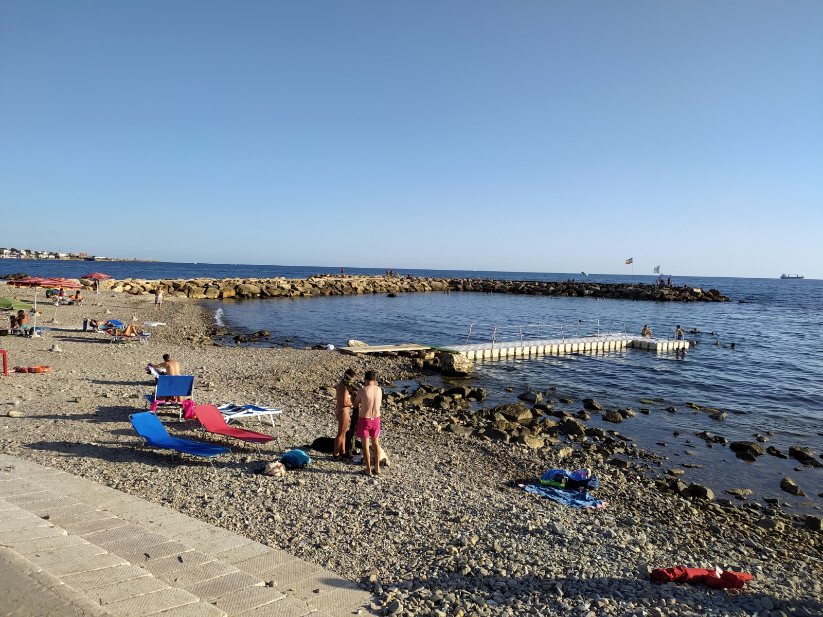 Foto di Spiaggia il Pirgo con una superficie del sabbia marrone e rocce