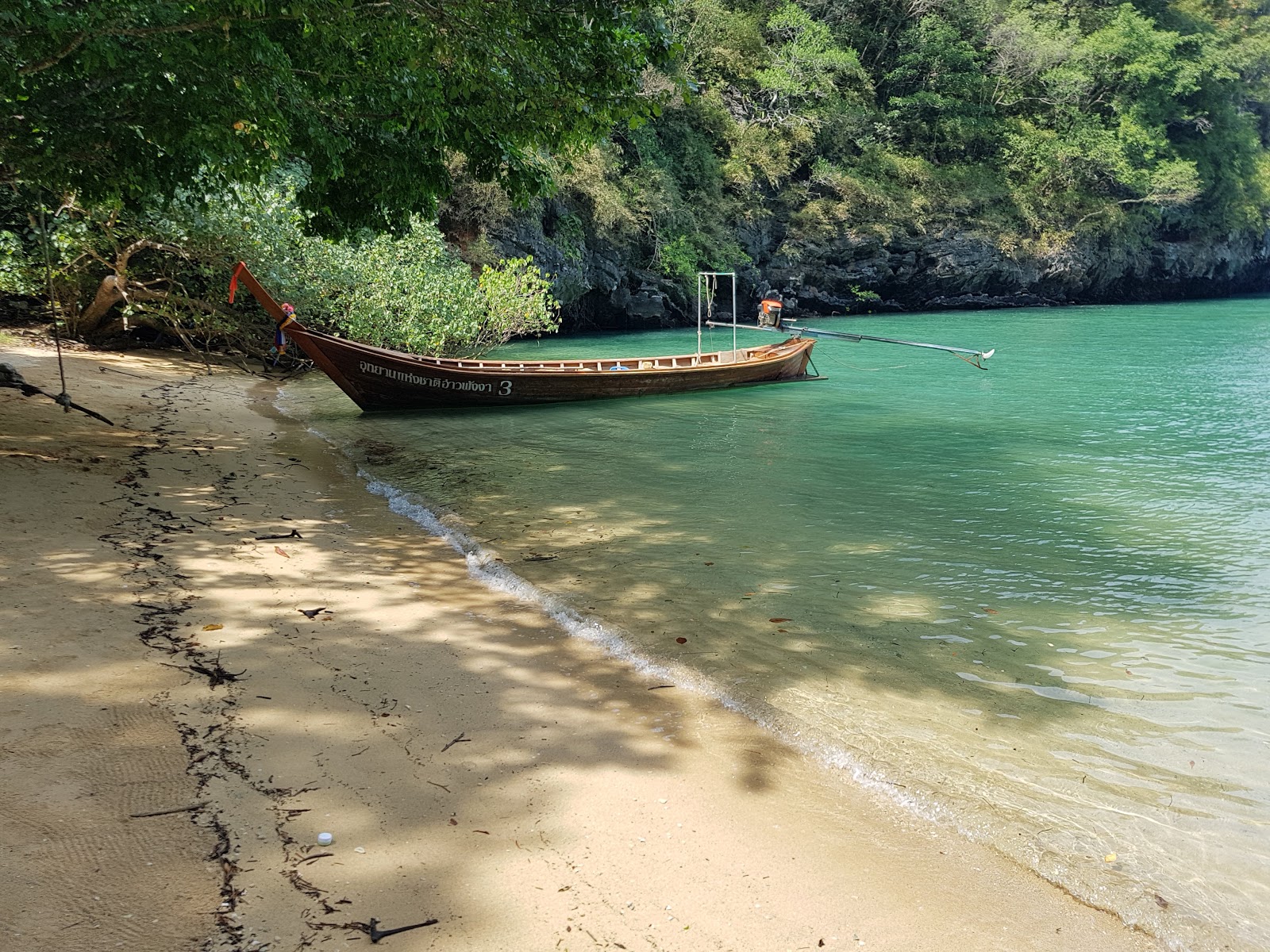 Foto von Kian Bay Beach mit beiger sand & steine Oberfläche