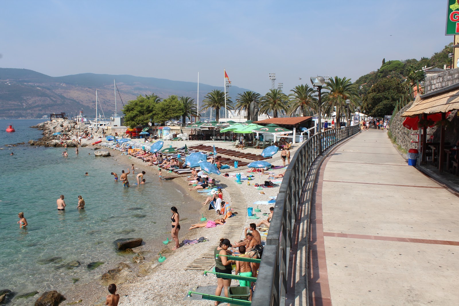 Herceg Novi beach'in fotoğrafı kısmen temiz temizlik seviyesi ile