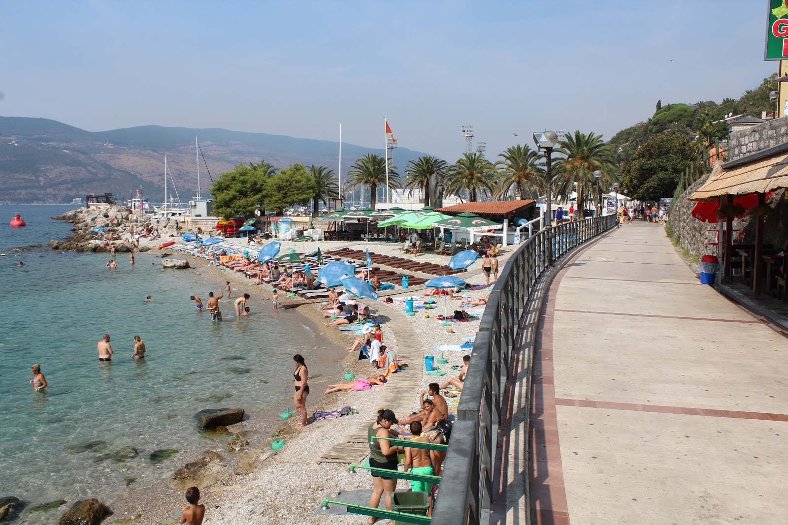 Fotografie cu Herceg Novi beach zona parțial reamenajată