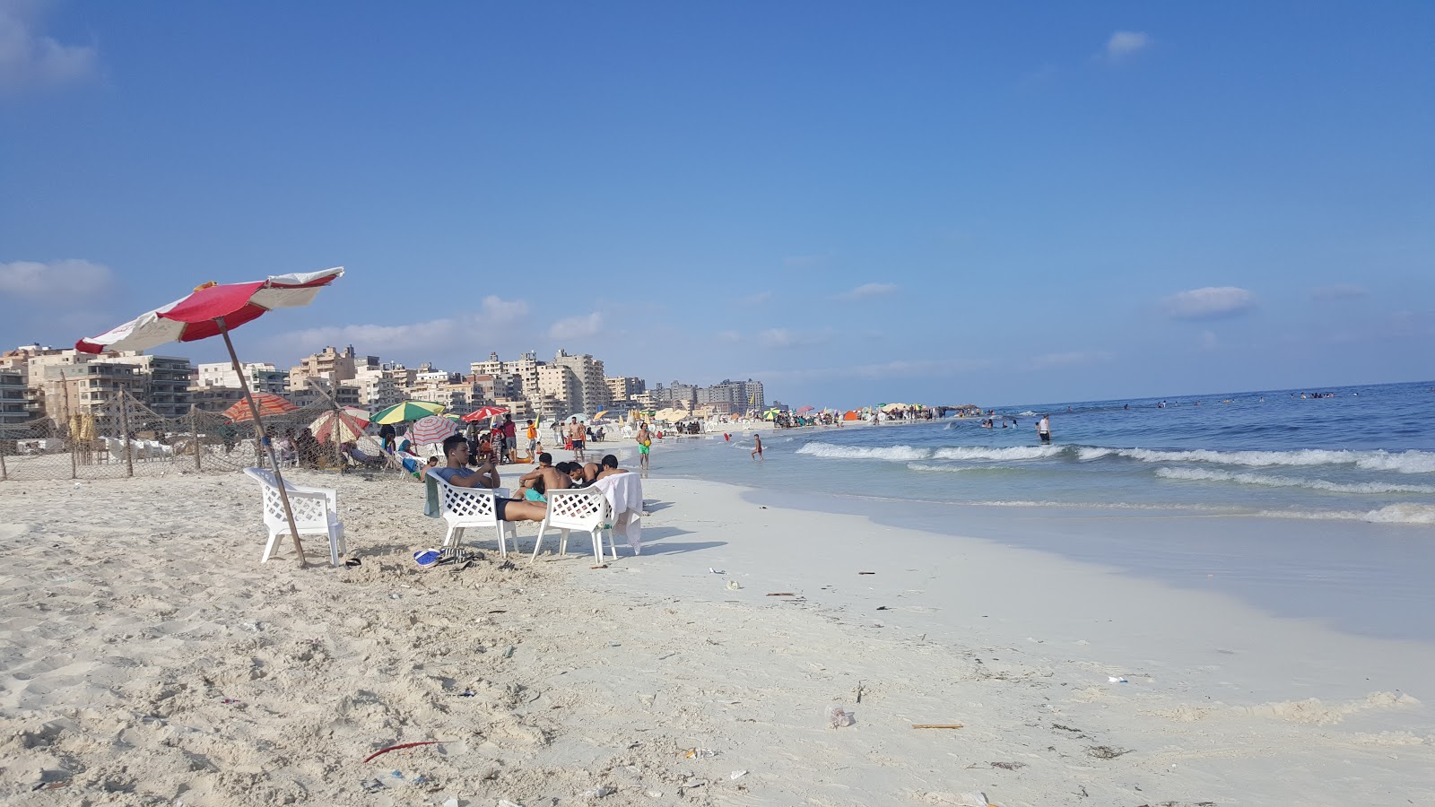 Foto von Al Bahri Public Beach mit feiner weißer sand Oberfläche