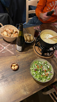 Fondue du Restaurant servant de la raclette O chalet savoyard meaux - n°5