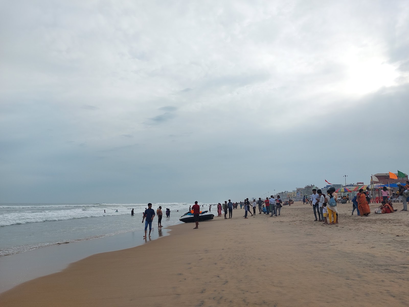 Foto de Golden Beach com areia bege superfície