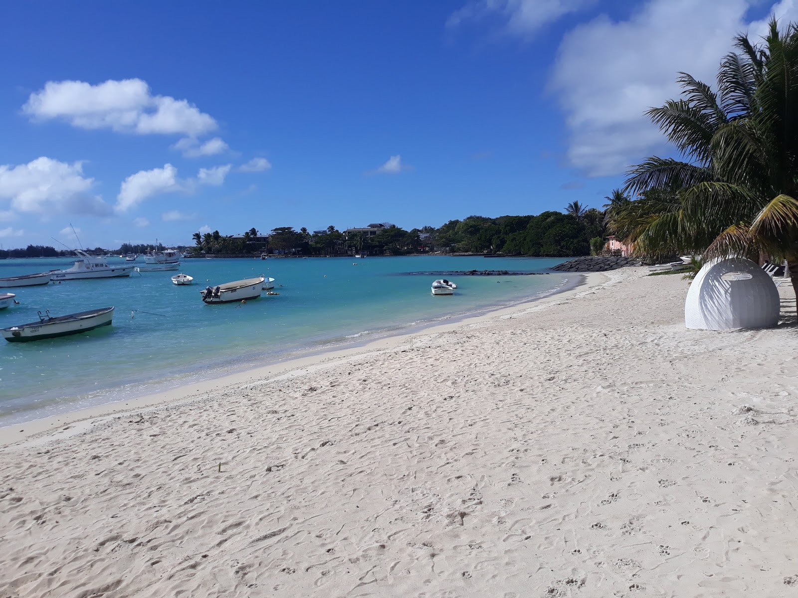 Grand Baie Beach III的照片 带有明亮的沙子表面