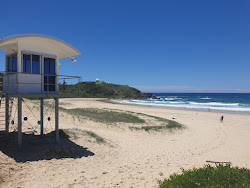 Foto von Port Macquire Lighthouse Beach von Klippen umgeben