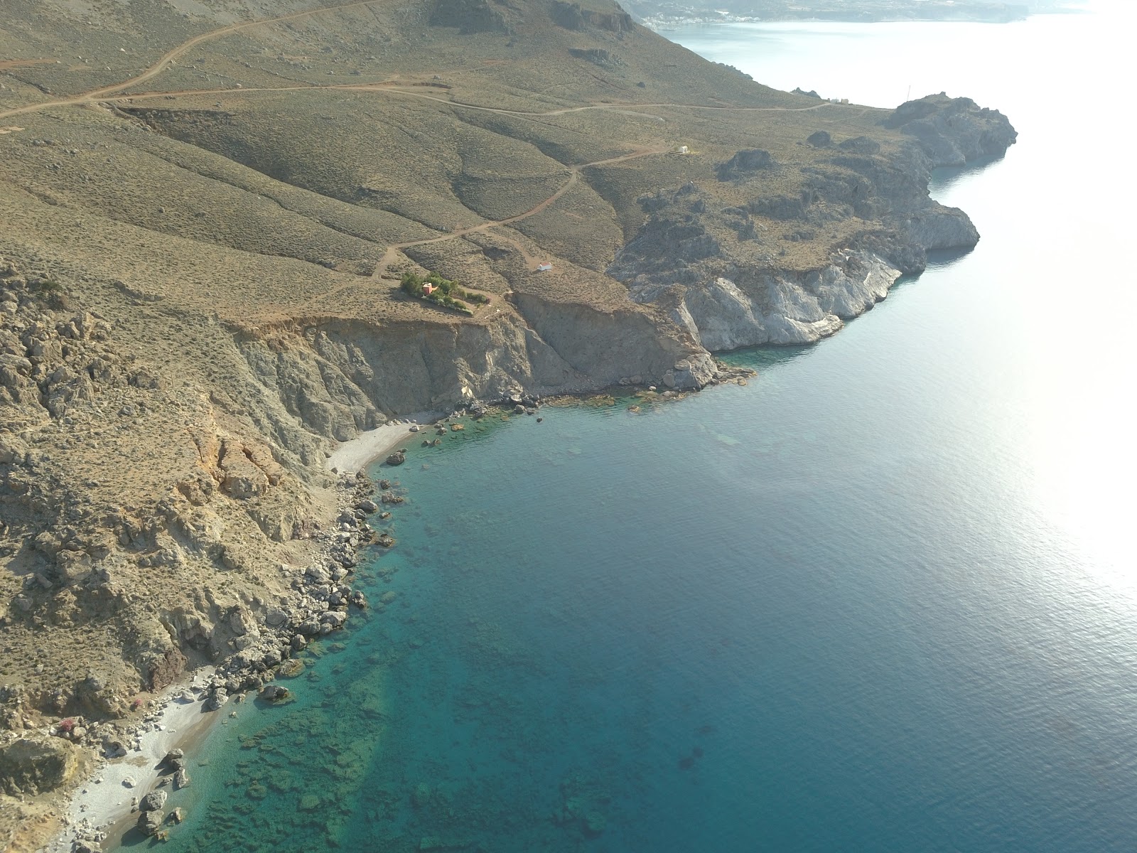 Kalogerou Arolithos beach的照片 带有碧绿色纯水表面