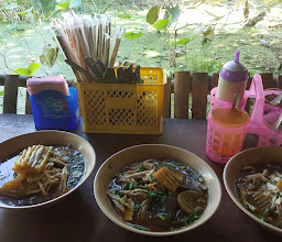 ก๋วยเตี๋ยวน่องไก่ดังดัง photo