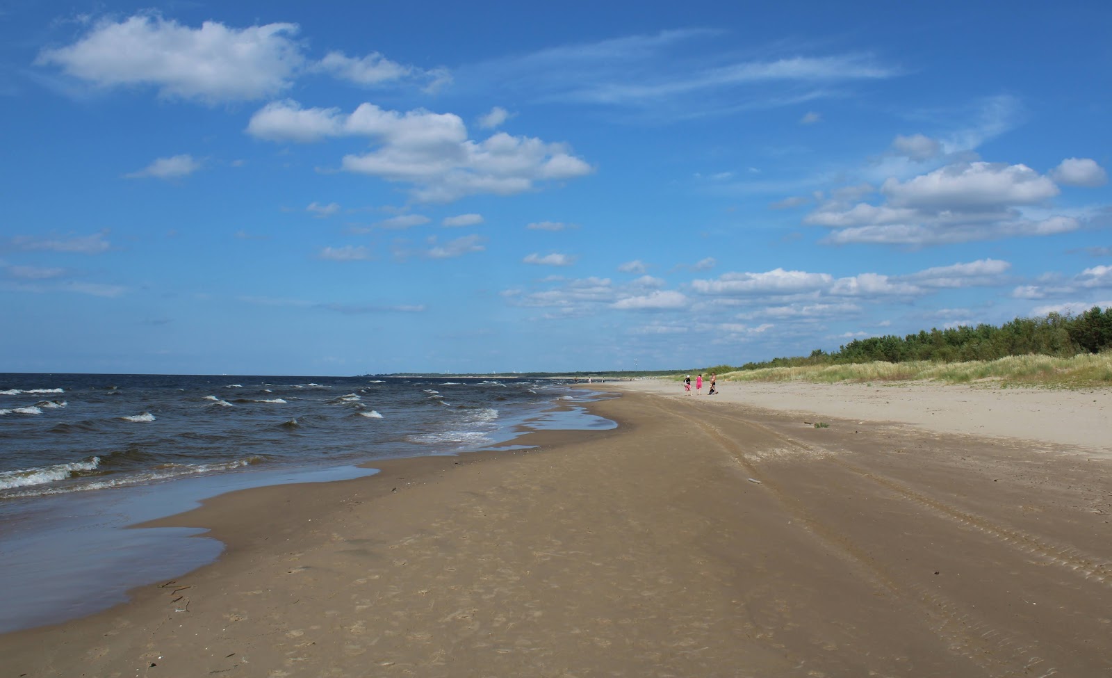 Foto van Vakarbullu pludmale met groen water oppervlakte