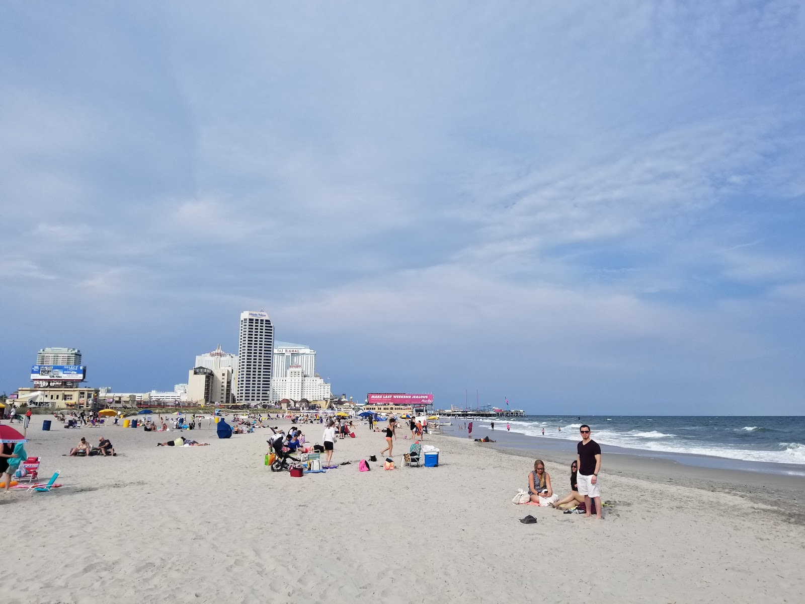 Foto de Bally's Beach com areia brilhante superfície