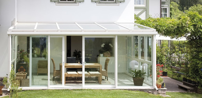 GLASSTEK SAGL - Fornitura e posa di vetri, vetrate e complementi di arredo di design