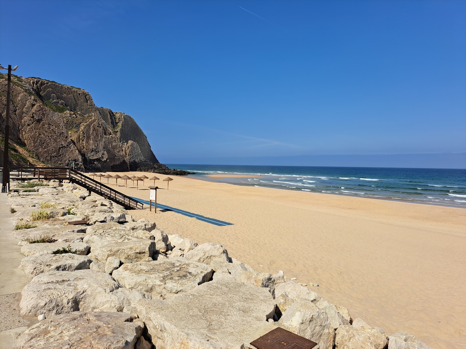 Foto de Grande Beach com areia bege superfície