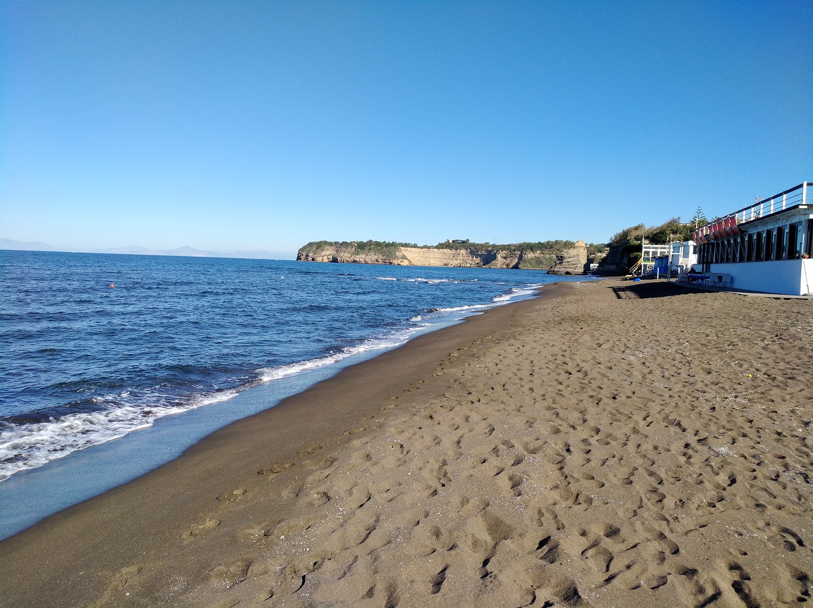 Foto van Spiaggia di Ciraccio met blauw puur water oppervlakte