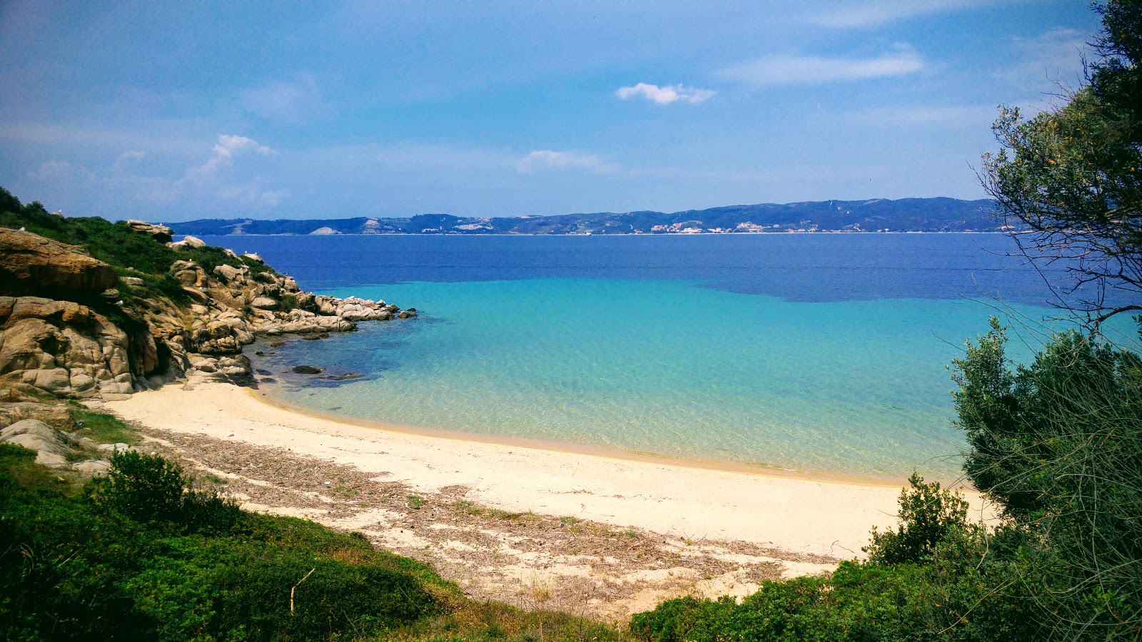 Foto de Praia de Agios Georgios com areia bege superfície