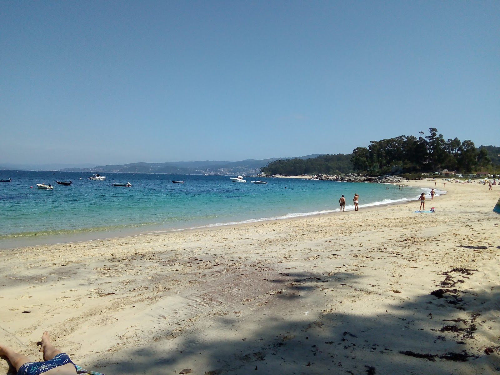 Praia Da Mourisca的照片 带有碧绿色纯水表面