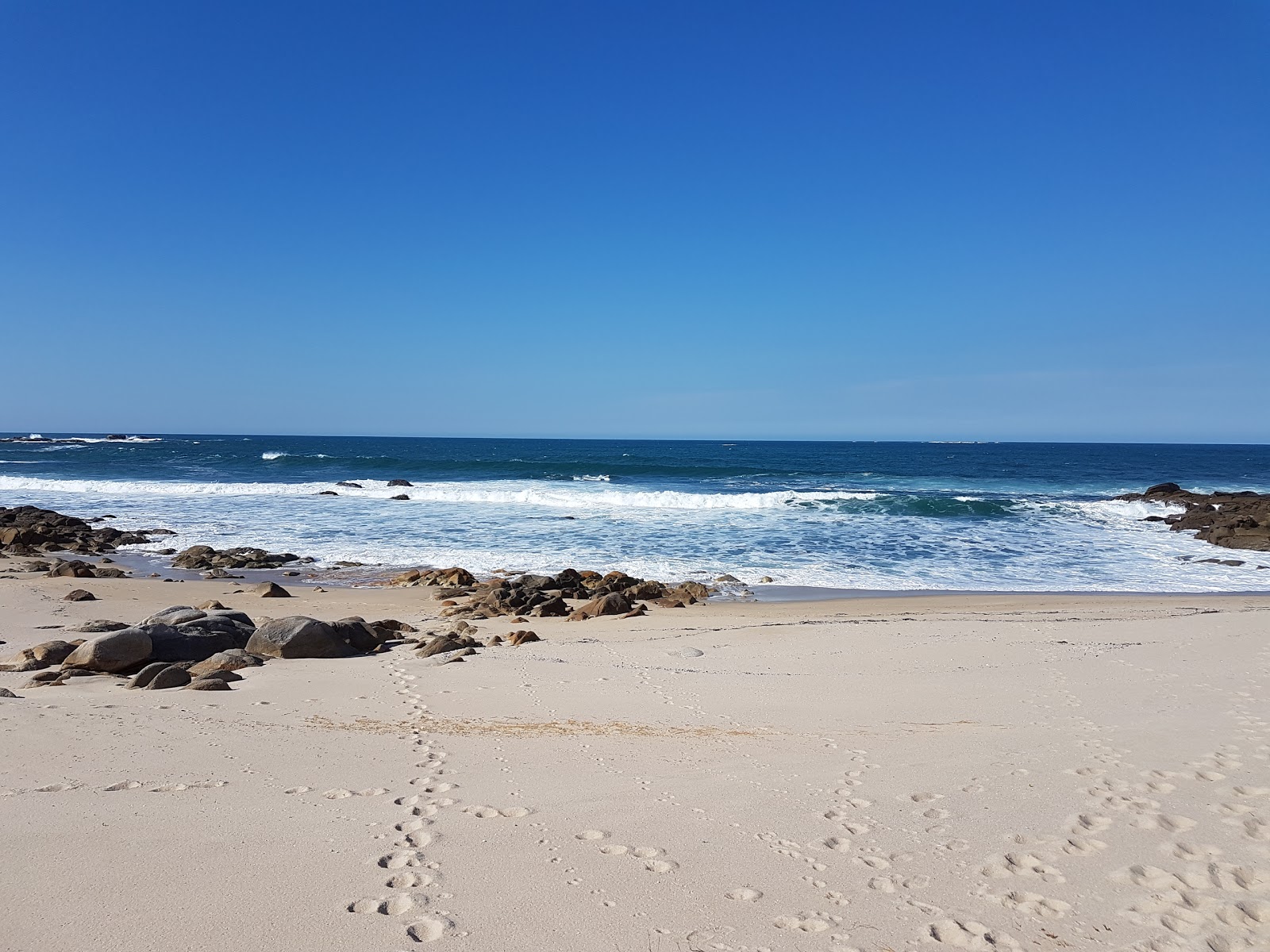 Foto de Playa de Basoñas con agua cristalina superficie