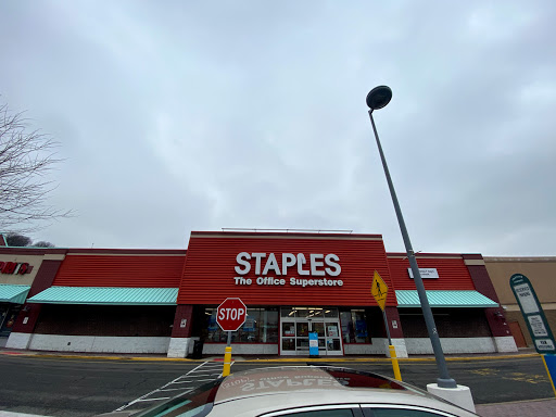 Office Supply Store «Staples», reviews and photos, 547 River Rd, Edgewater, NJ 07020, USA