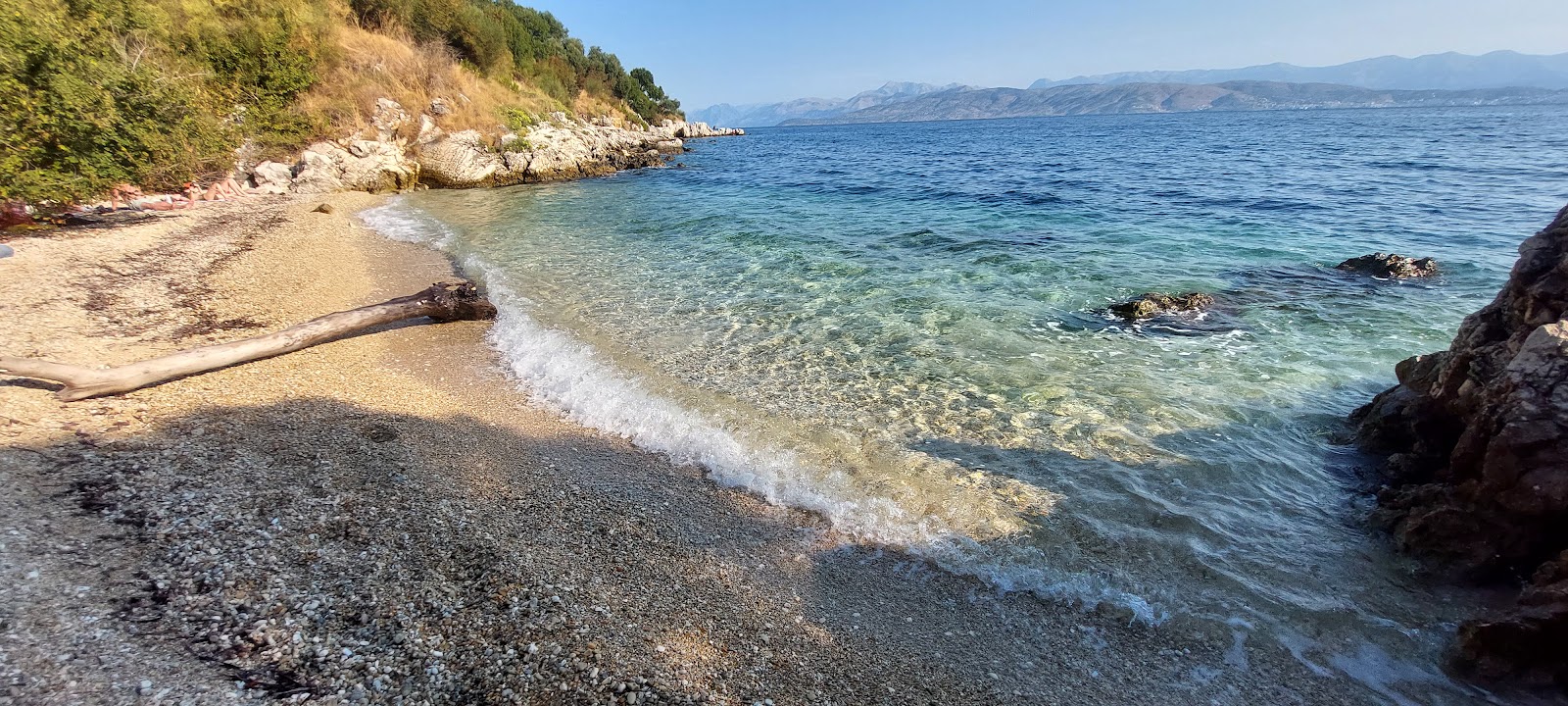 Foto de Karavi Beach área selvagem