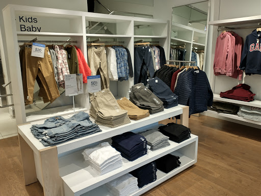 Clothing Store «Gap», reviews and photos, 3416 N Southport Ave, Chicago, IL 60657, USA
