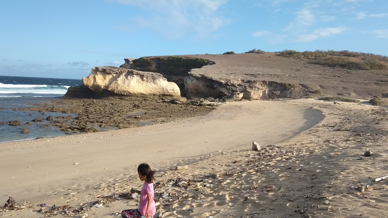 Penyisok Beach'in fotoğrafı dağlarla çevrili