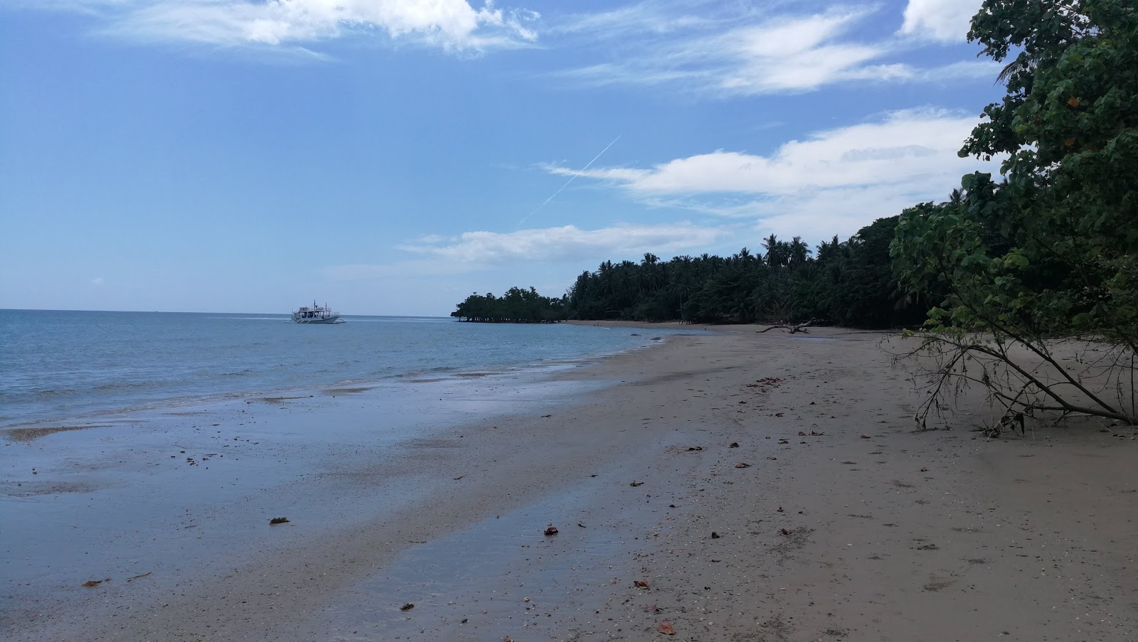 Foto av Langogan Beach med rymlig strand