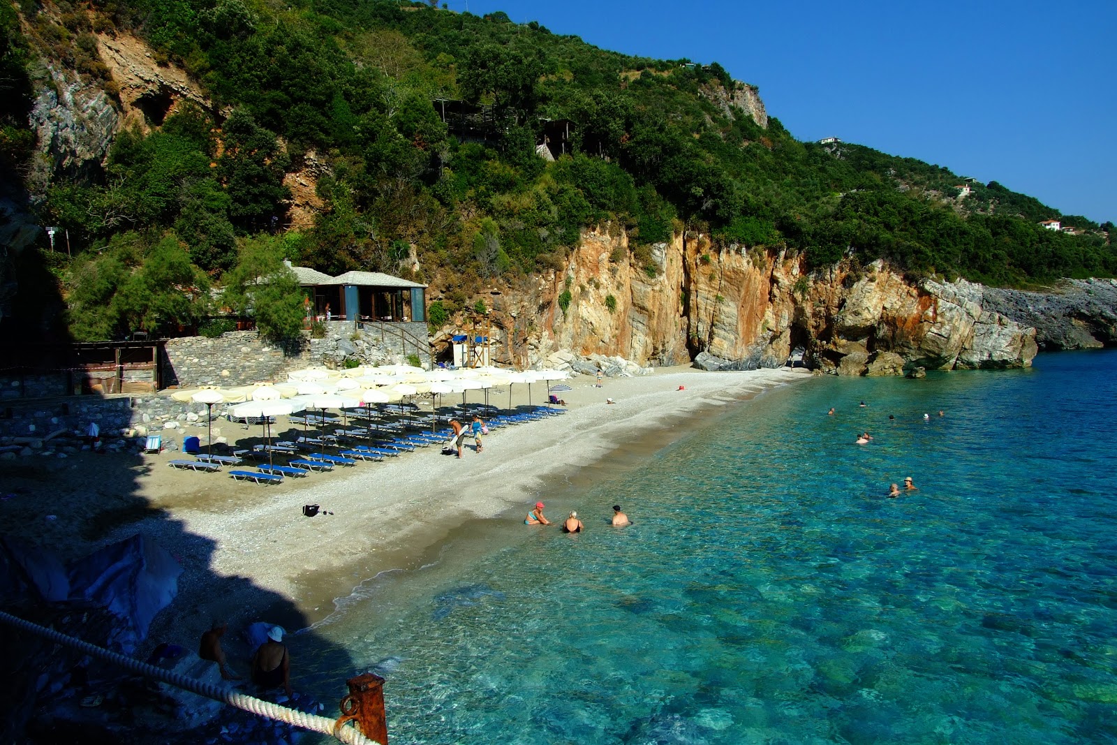 Photo de Mylopotamos beach zone des équipements