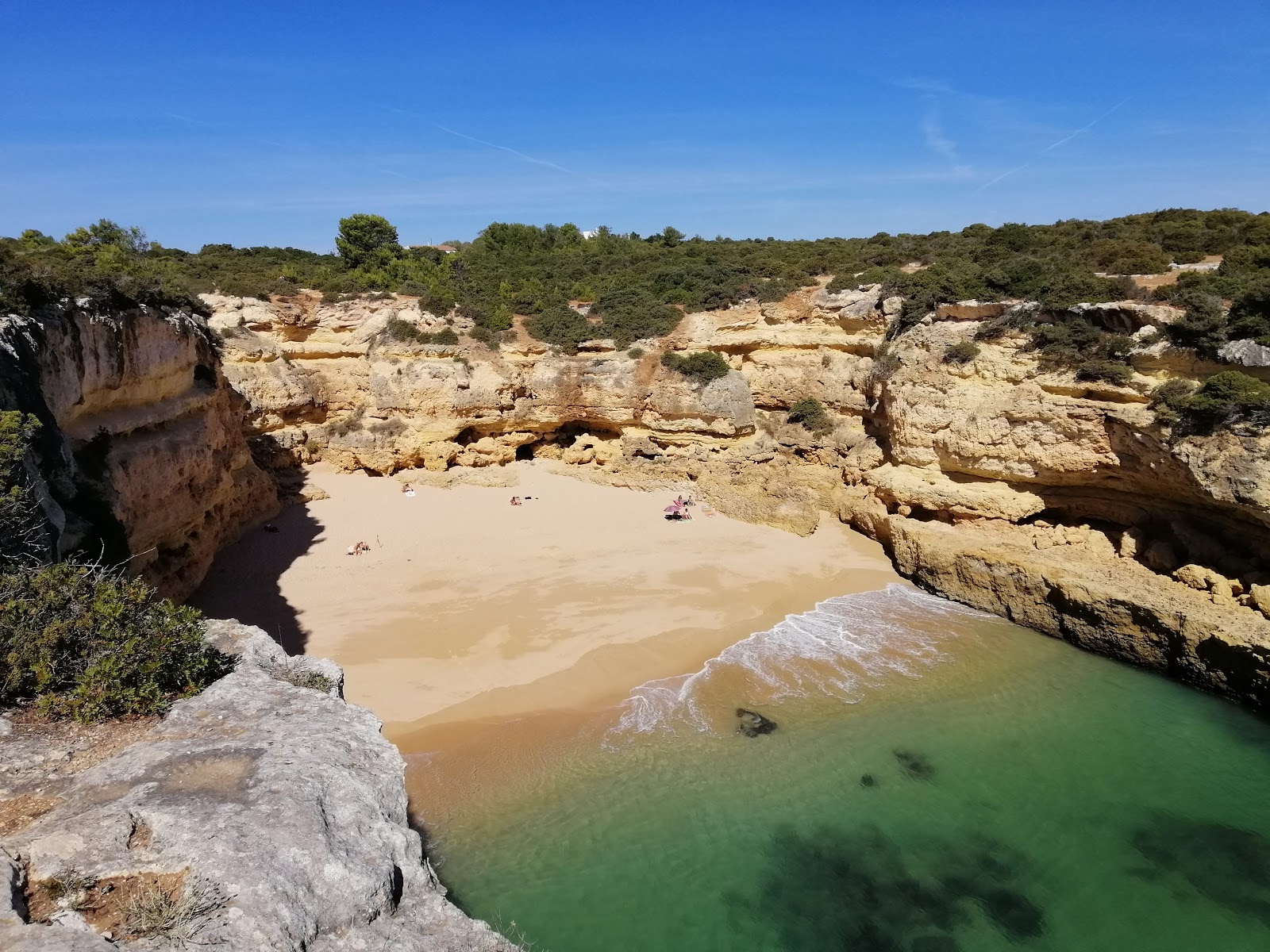 Foto van Fontainhas Strand met kleine baai