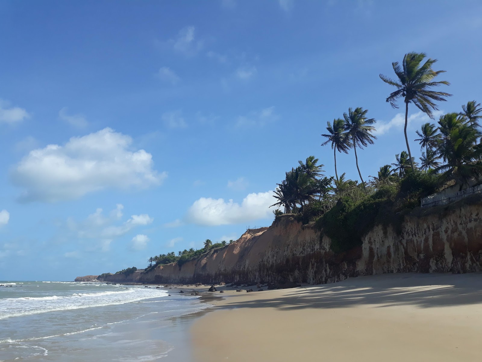 Praia de Caraubas的照片 带有碧绿色纯水表面