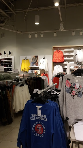 Clothing Store «H&M», reviews and photos, 37 Aquarium Way, Long Beach, CA 90802, USA