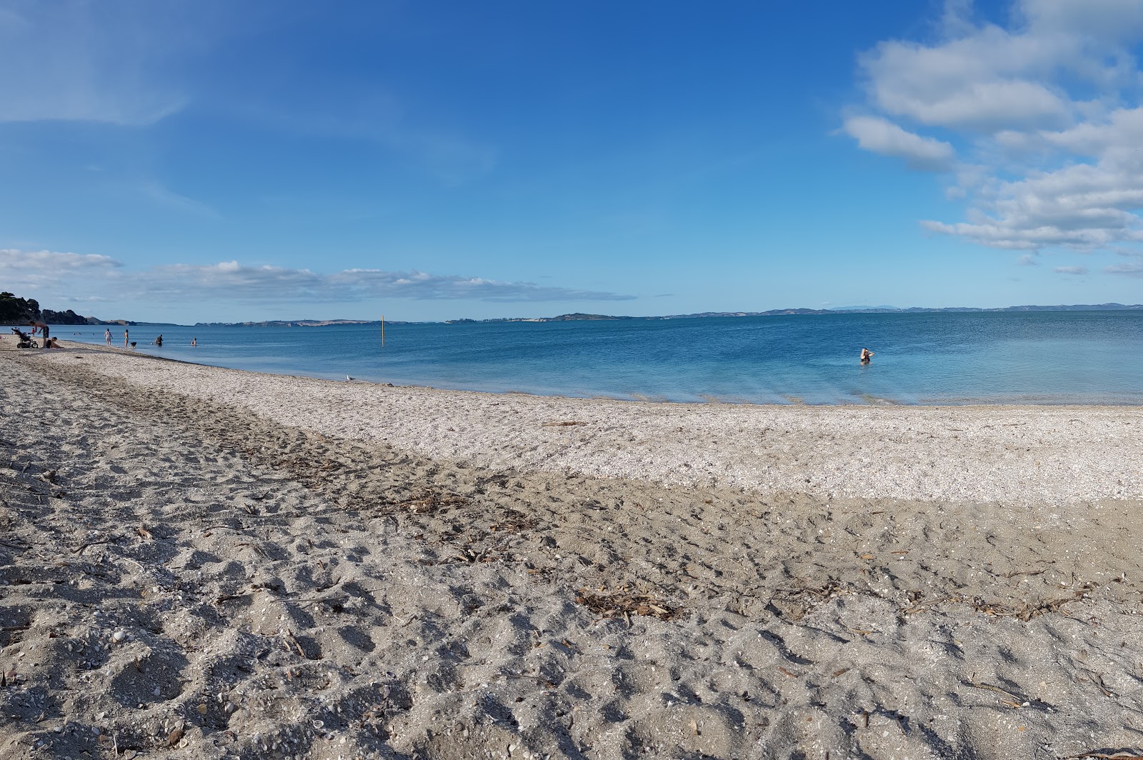 Fotografie cu Eastern Beach cu o suprafață de apă pură albastră