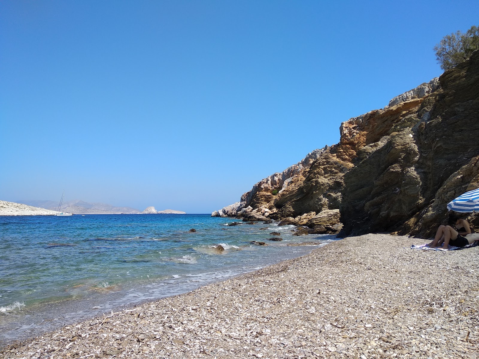 Foto van Livadi beach met turquoise puur water oppervlakte