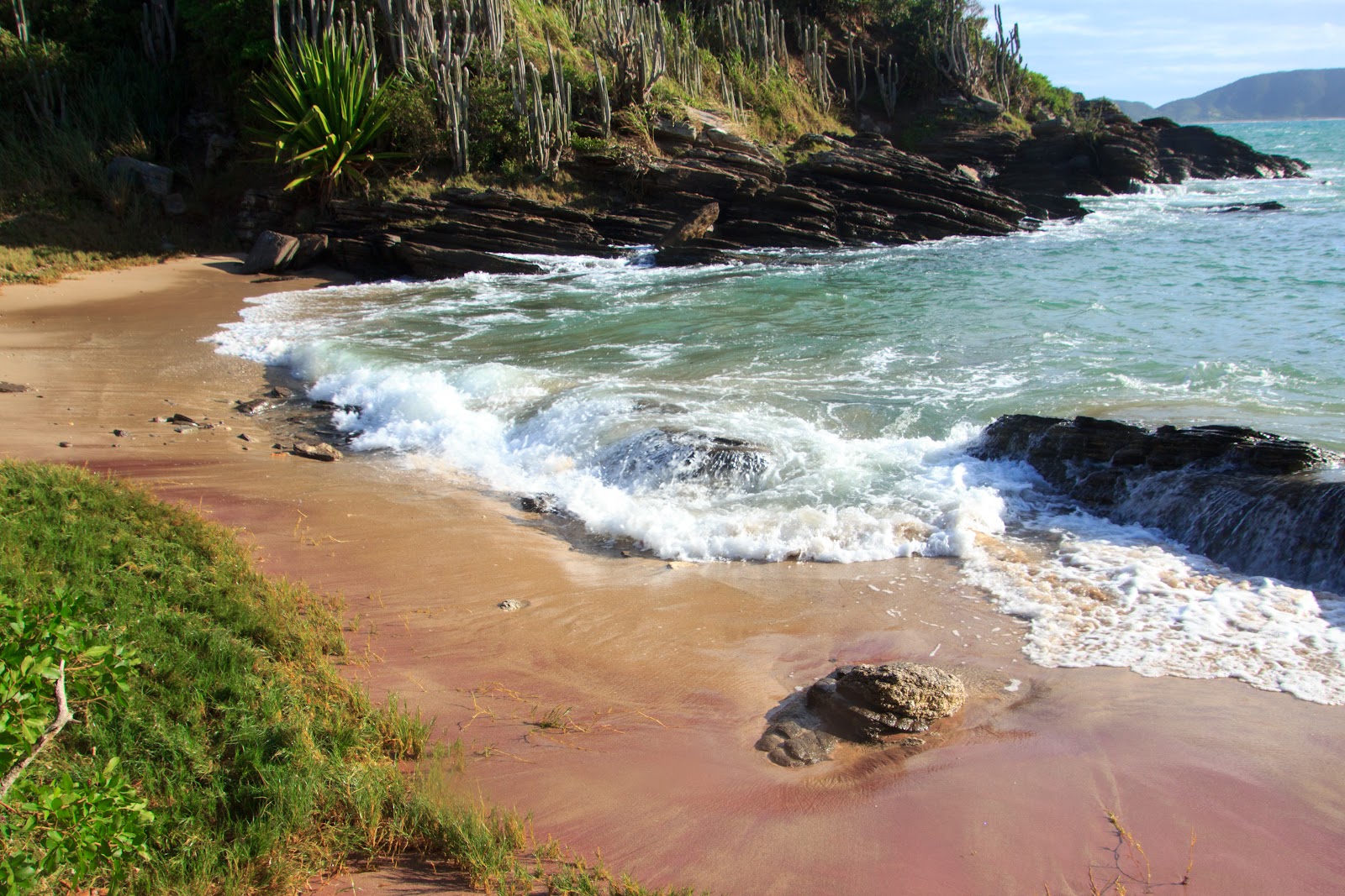 Foto de Praia dos Amores rodeado por montanhas