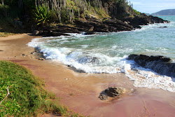 Foto de Praia dos Amores rodeado por montanhas