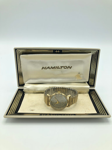 Pawn Shop «Sterling & Knight Jewelry & Pawn», reviews and photos, 244 E Ogden Ave #114, Hinsdale, IL 60521, USA