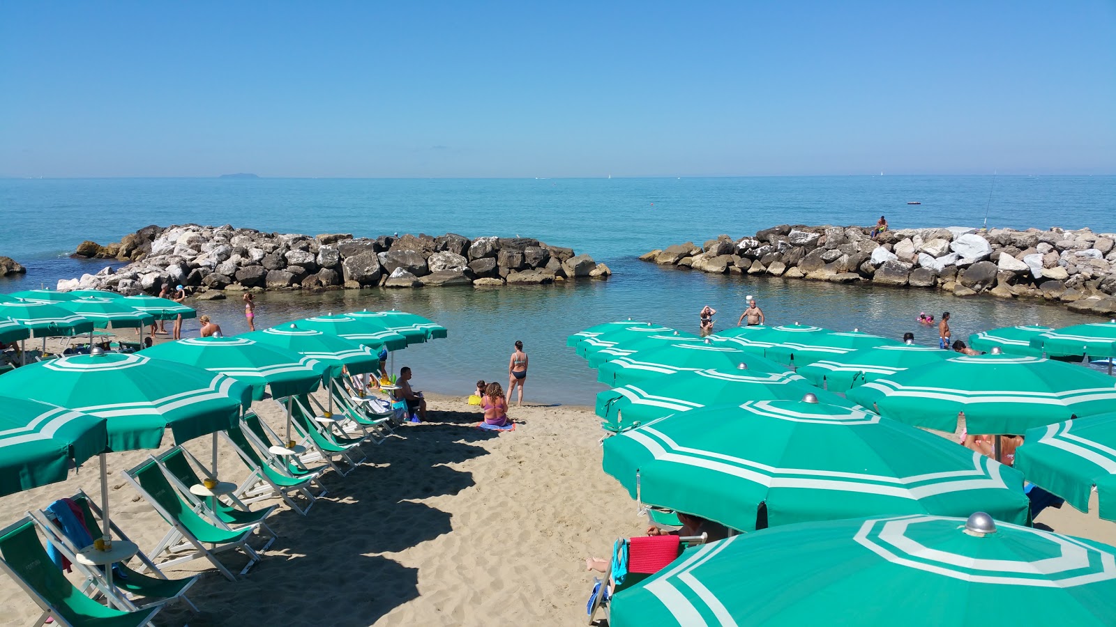 Foto de Tirrenia beach con agua azul superficie