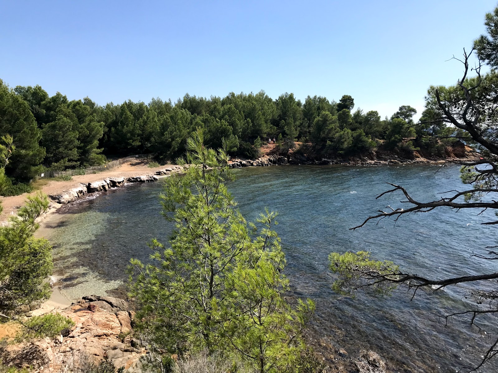 Foto van St. George's beach met stenen oppervlakte