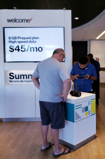 Cell Phone Store «Verizon», reviews and photos, 4965 S 76th St, Greenfield, WI 53220, USA