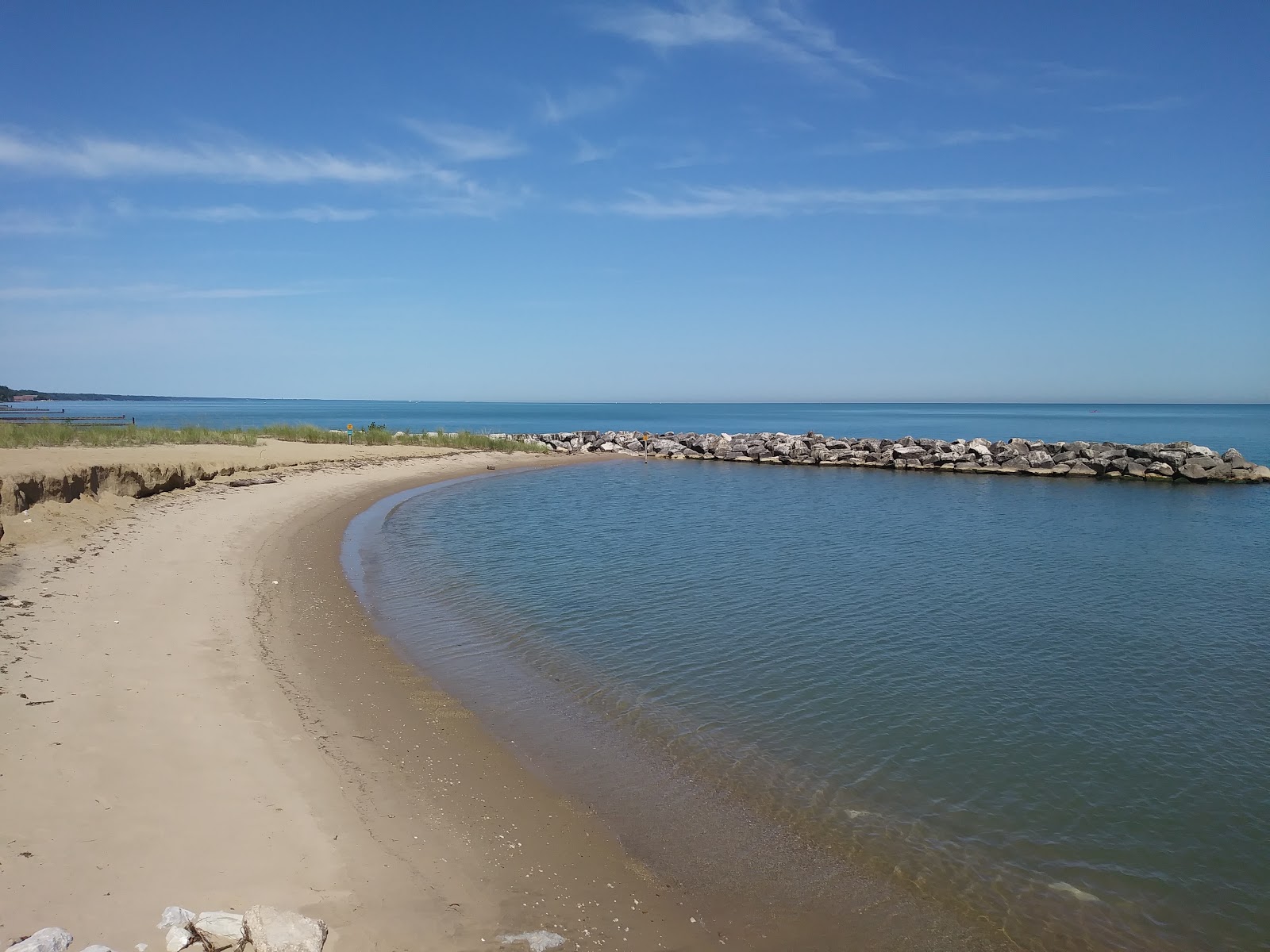 Foto von Rosewood Beach von Klippen umgeben