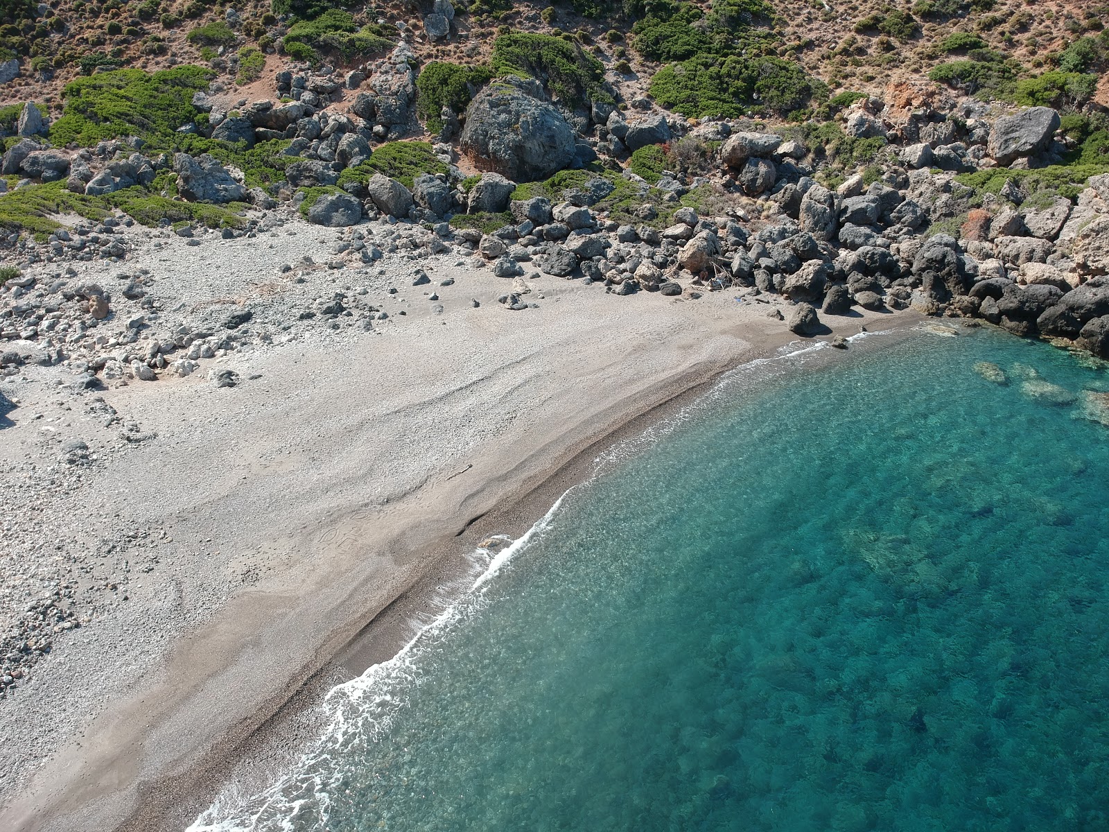 Foto von Platanakia beach mit türkisfarbenes wasser Oberfläche