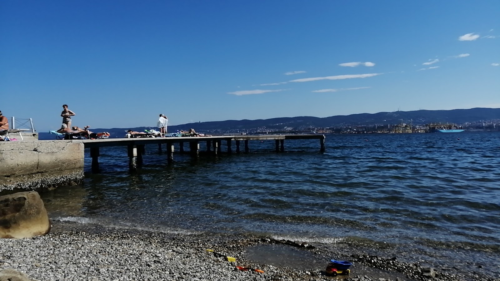 Spiaggia Muggia的照片 带有碧绿色纯水表面
