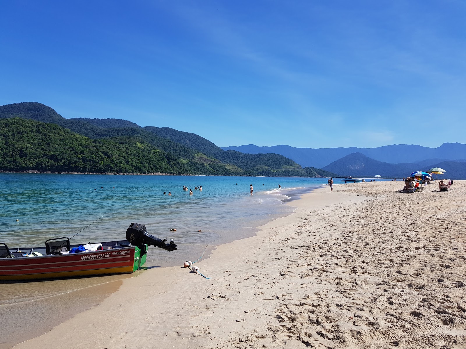 Foto de Praia da Ilha do Prumirim com areia bege superfície
