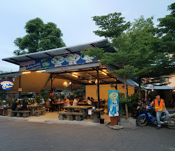 ร้านหมูกระทะ เก้าอี้ไม้ photo