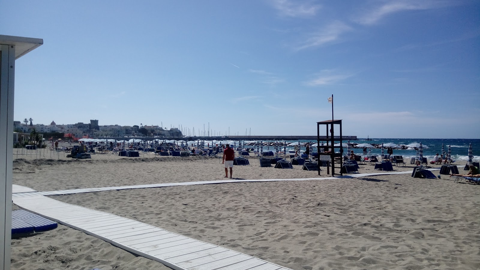 Foto av Spiaggia della Chiaia omgiven av klippor