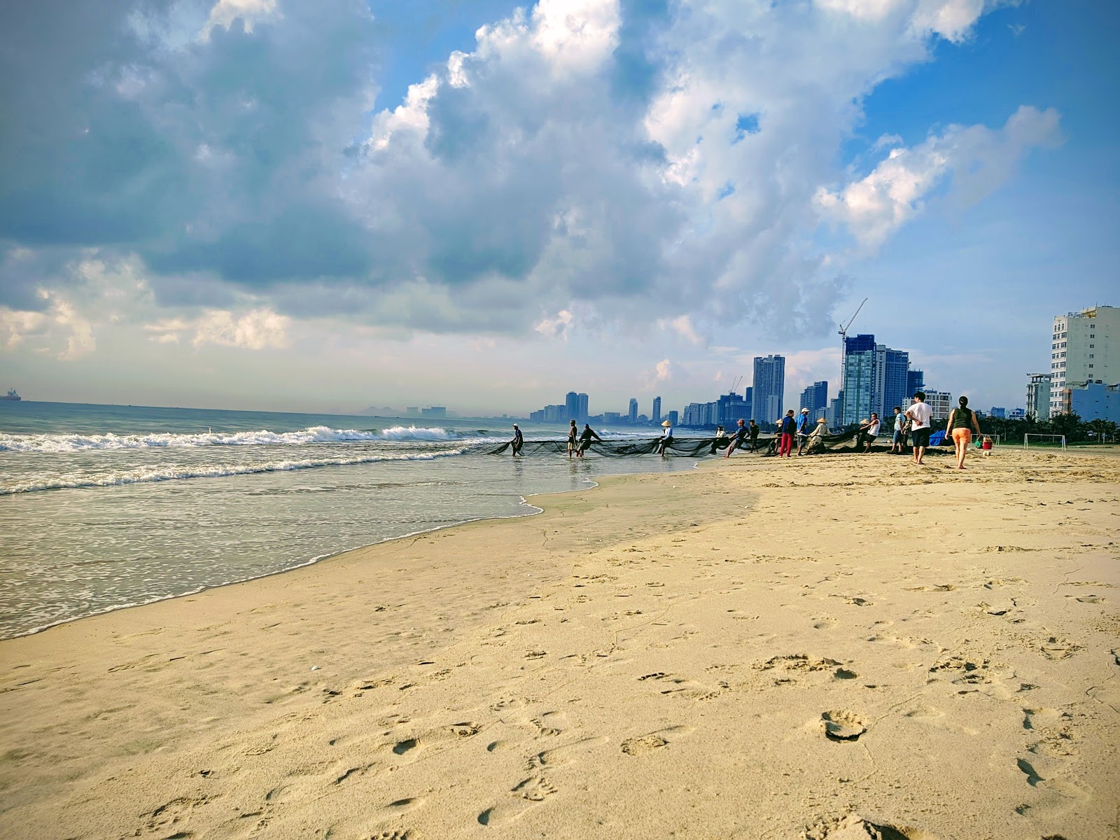 Valokuva Man Thai Beachista. pinnalla kirkas hieno hiekka:n kanssa