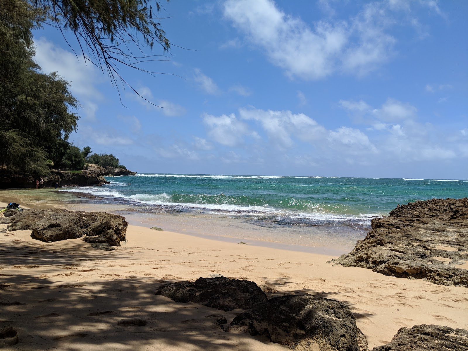 Foto af Mahaulepu Beach omgivet af bjerge