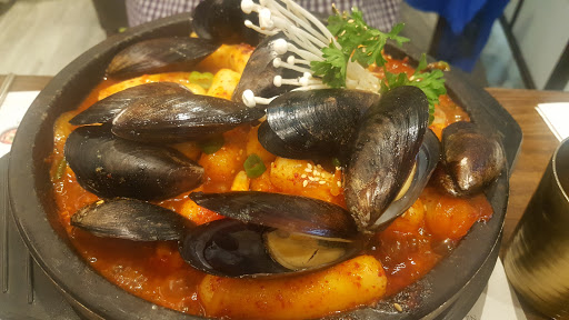 Shopping Mall «Oaktree Mall Shopping Center», reviews and photos, 2024 Center Ave n, Fort Lee, NJ 07024, USA