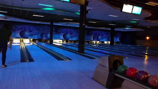 Bowling Alley «Strike Ten Lanes & Lounge», reviews and photos, 800 E Nerge Rd, Roselle, IL 60172, USA