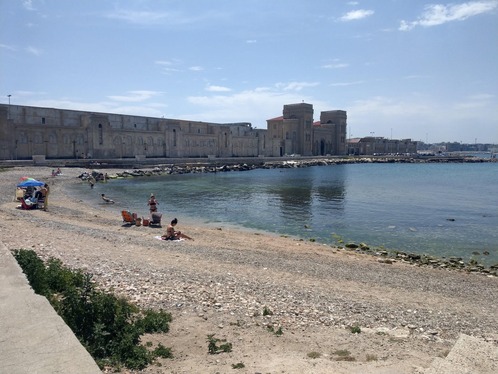 Foto af Spiaggia Libera Lungomare Starita med grå sten overflade