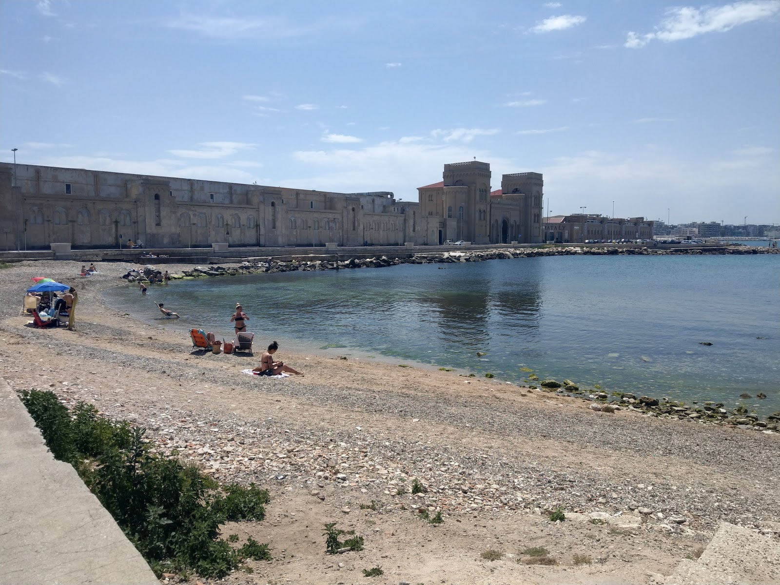 Foto di Spiaggia Libera Lungomare Starita con una superficie del terreno roccioso