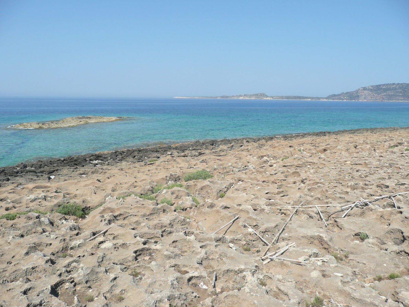 Photo de Kanalos beach avec un niveau de propreté de partiellement propre